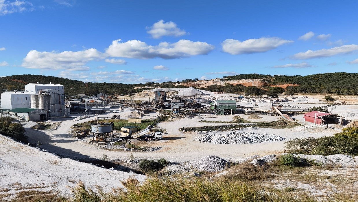非凡起点1155资源集团津巴布韦Bikita矿山首批2万吨透锂长石精矿粉起运回国